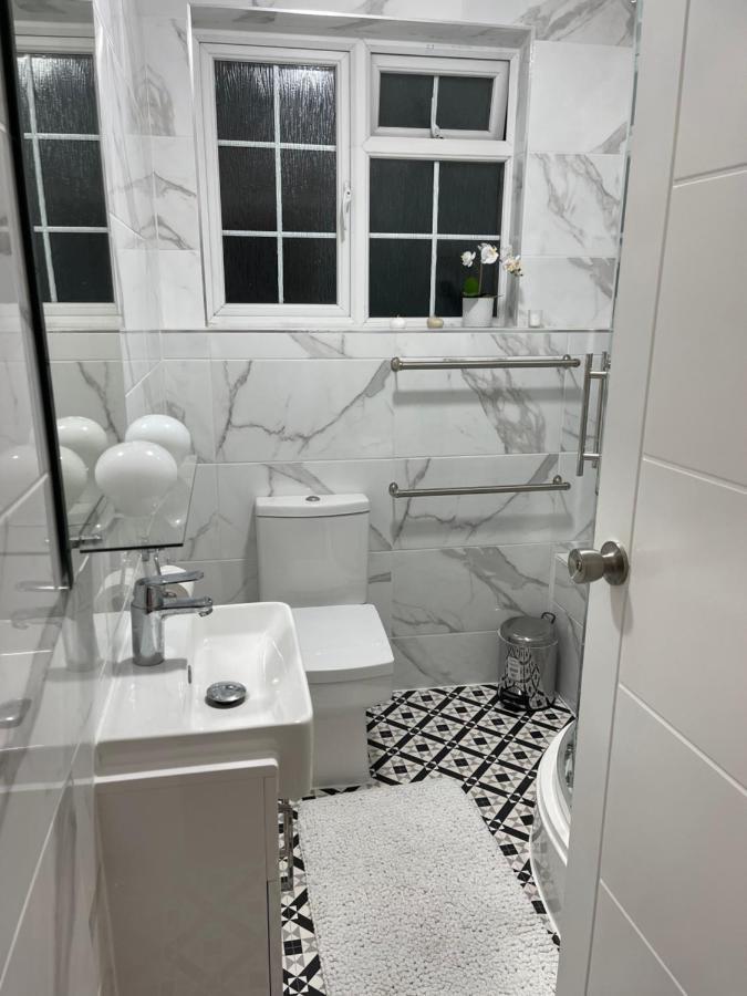 Hendon Park Apartments In London The Hyde Bagian luar foto