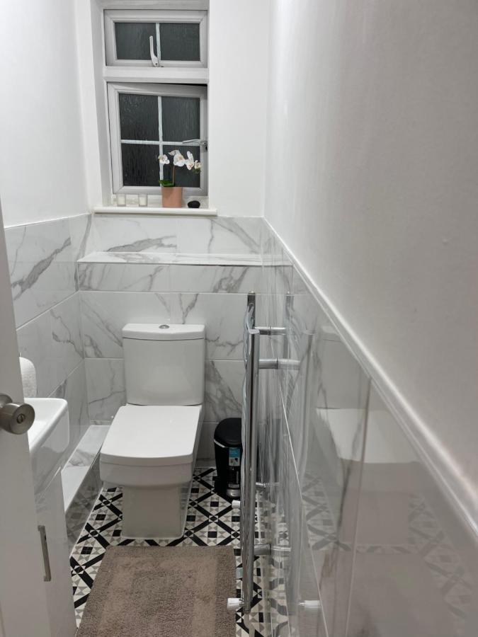Hendon Park Apartments In London The Hyde Bagian luar foto